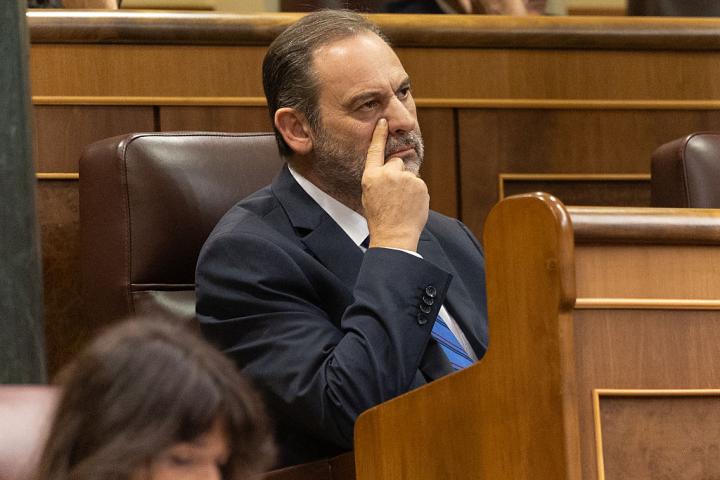 José Luis Ábalos gesticula en el Congreso en una de sus últimas apariciones como diputado