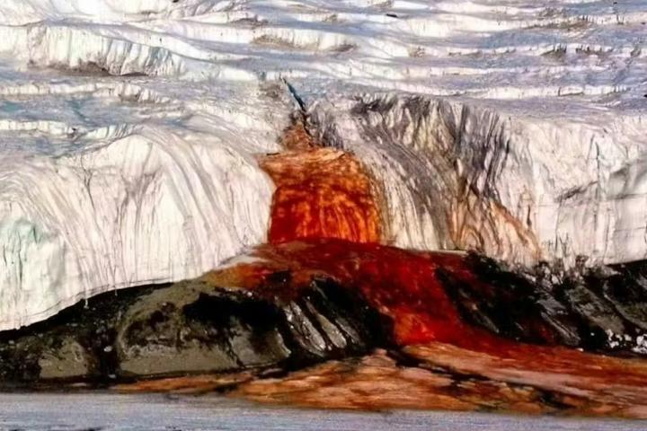 catarata-roja-antartida-explicación