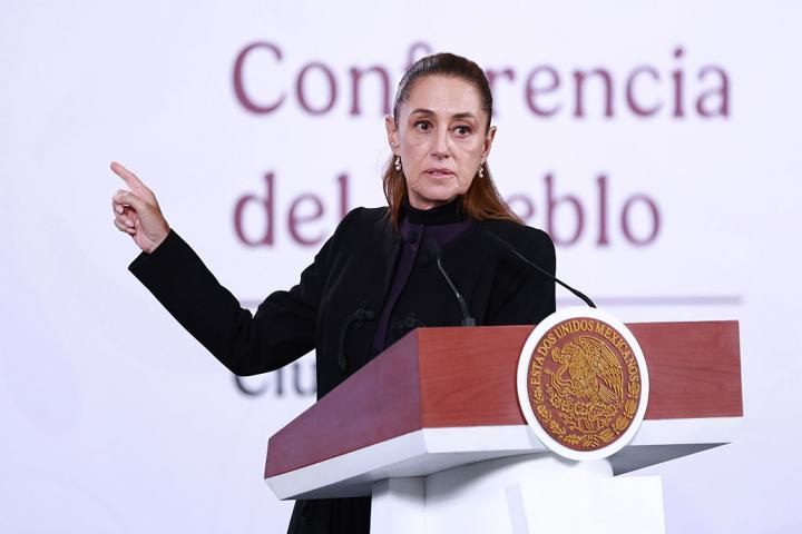La presidenta mexicana, Claudia Sheinbaum, habla durante una rueda de prensa tras la muerte de Nemesio Oseguera Cervantes, El Mencho, el 23 de febrero de 2026, en el Palacio Nacional.