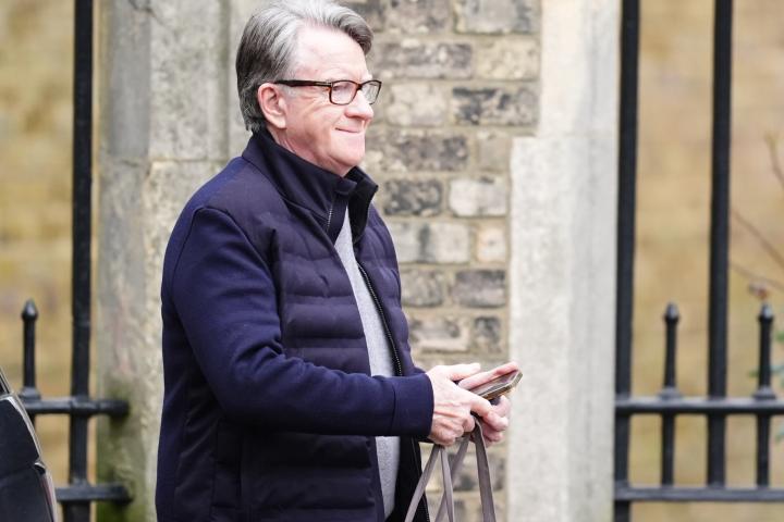 Lord Peter Mandelson fuera de su casa en Londres