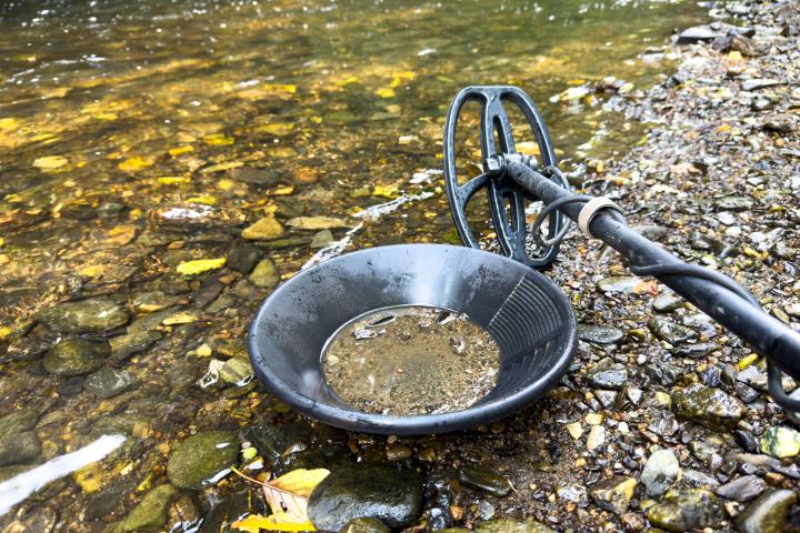 Material para buscar oro en un río.
