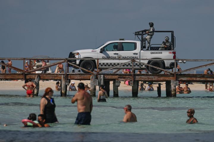 Miembros de la Guardia Nacional de México patrullando la playa de Isla Mujeres, el 5 de diciembre de 2023, uno de los centros turísticos del país. Members of the National Guard (Guardia Nacional de México) patrolling the beachside in Isla Mujeres, on December 5, 2023, in Isla Mujeres, Quintana Roo, Mexico. (Photo by Artur Widak/NurPhoto via Getty Images)