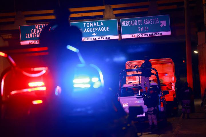 Miembros de la Guardia Nacional mexicana vigilan las calles en Guadalajara, tras la muerte de Nemesio Oseguera, El Mencho, el 23 de febrero de 2026.