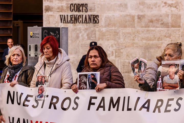 Protesta de familiares de víctimas de la DANA protestando en Les Corts Valencianes el 27 de noviembre de 2025.