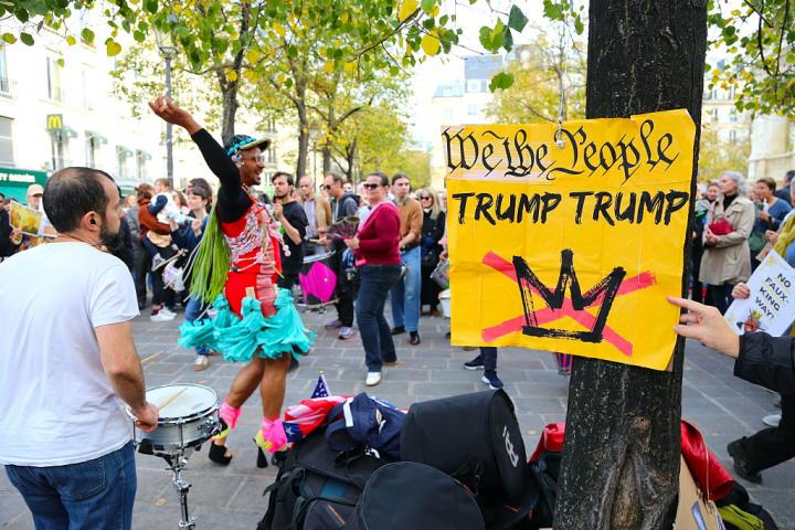 Un cartel con la leyenda "Nosotros, el pueblo" y el apellido Trump tachado, en una protesta contra el presidencialismo del republicano, el 18 de octubre de 2025, en París.