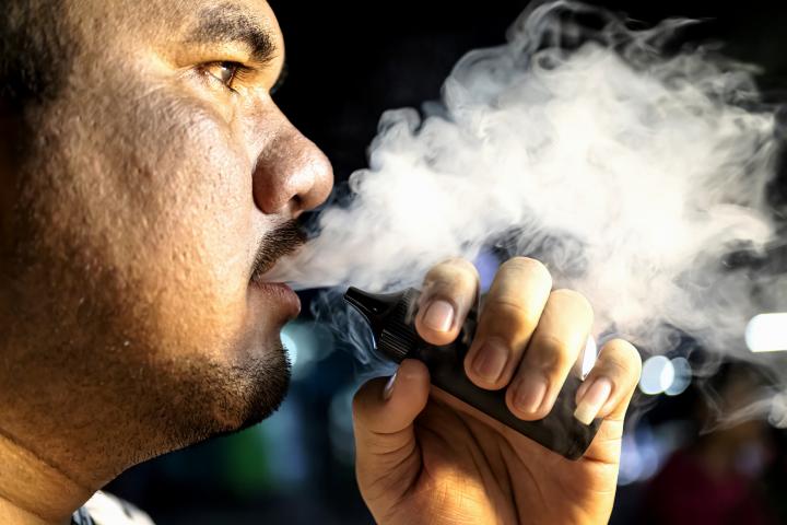 Un hombre vapeando, en una imagen de archivo