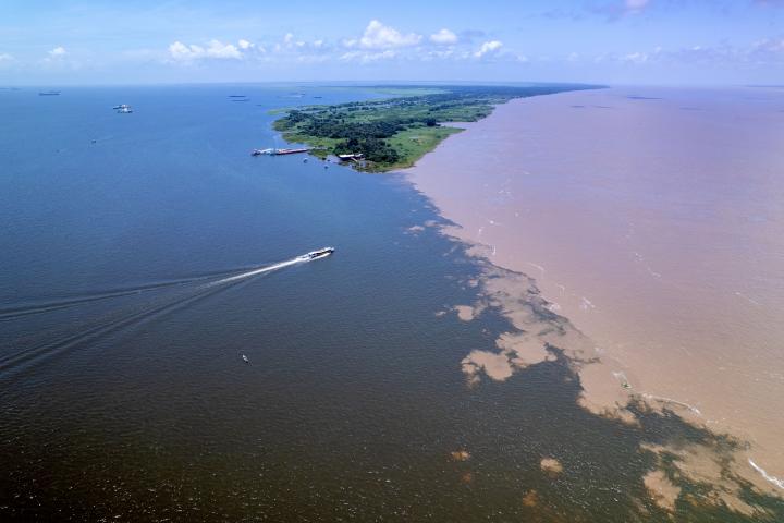 Vista aérea de la confluencia de los ríos Tapajós y Amazonas frente a Santarém (Brasil)