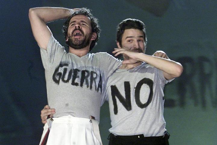 Willy Toledo y Alberto San Juan en la gala de los Goya del 2003 marcada por el 'No a la guerra'.