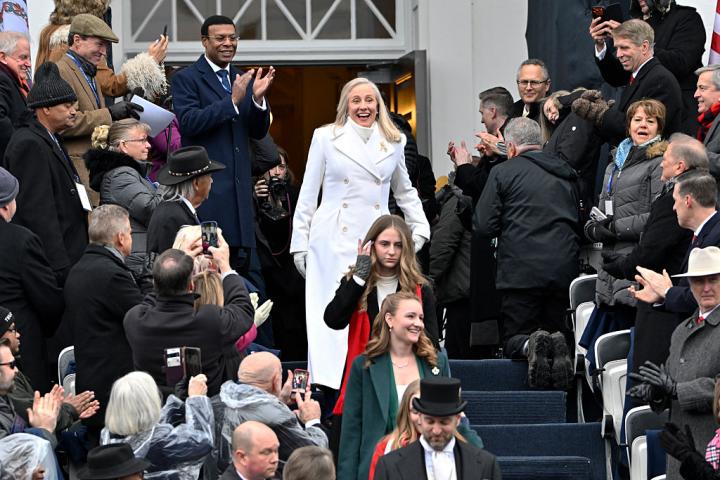 Abigail Spanberger jura como la primera mujer gobernadora de Virginia (EEUU), el 17 de enero de 2026, en Capitol Square, en Richmond.