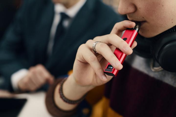 Imagen de archivo de una mujer con un vapeador.