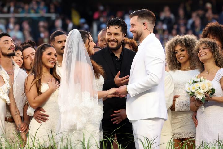 La boda de los dos enfermeros, en pleno show de Bud Bunny