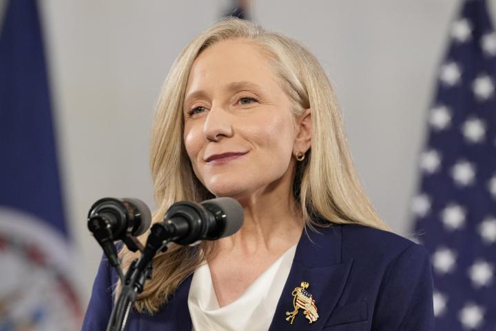 La gobernadora de Virginia, Abigail Spanberger, da la respuesta demócrata al discurso del Estado de la Unión del presidente Donald Trump en Williamsburg, el 24 de febrero de 2026.