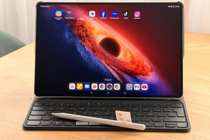 La Honor Magic Pad 4 con el teclado y su lápiz óptico.