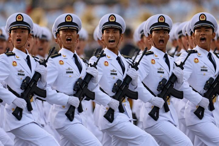 Miembros de la Armada del Ejército Popular de Liberación (EPL) de China marchan durante el ensayo previo al desfile del 80º aniversario del fin de la Segunda Guerra Mundial, el 3 de septiembre de 2025, en Pekín.
