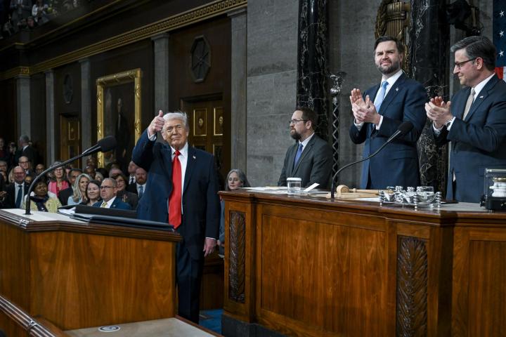 Trump está levantando el pulgar, en señal de afirmación