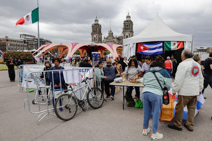 Un grupo de mexicanos dona ayuda para Cuba en la Plaza del Zólaco del DF, el 22 de febrero de 2026.