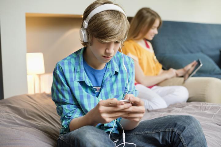 Un niño escucha música