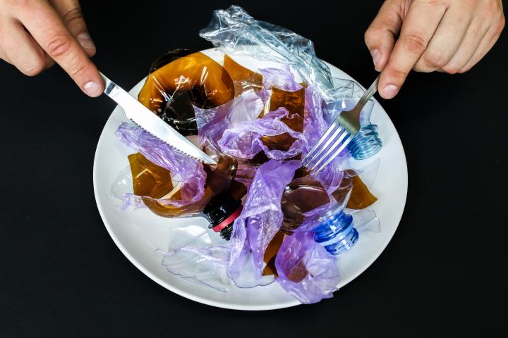 Un plato con varios plásticos encima