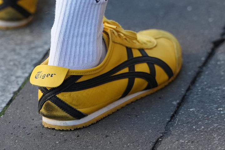 Una persona con unas deportivas de Onitsuka Tiger en amarillo