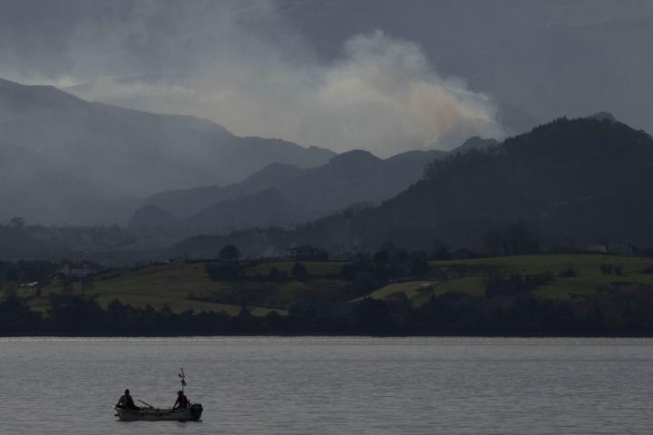 Vista de un incendio forestal en la montaña cántabra, este martes desde Santander.