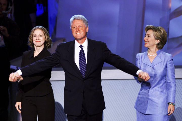 El presidente Bill Clinton recibe aplausos junto a su hija Chelsea y su esposa Hillary tras pronunciar su discurso en la Convención Nacional Demócrata, en el Staples Center de Los Ángeles, en enero de 2000.