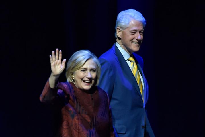 Hillary y Bill Clinton suben al escenario para una velada con sus partidarios, en el Teatro Park del Park MGM, el 5 de mayo de 2019 en Las Vegas (Nevada).