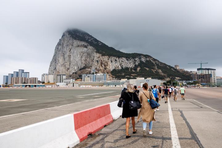 Imagen de archivo de un grupo de personas dirigiéndose hacia la colonia británica de Gibraltar.