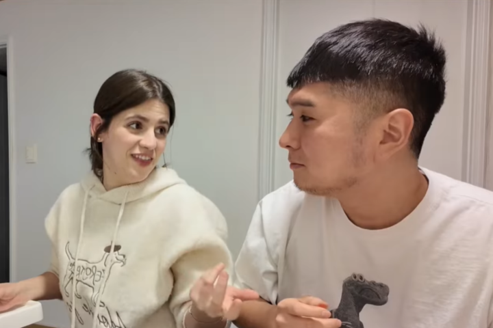 Mónica, española quien vive en Corea del Sur, junto a su pareja.