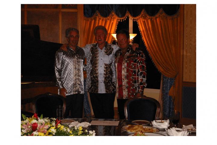 Bill Clinton, junto a Jeffrey Epstein en una fiesta, en una de las imágenes desclasificadas por el Gobierno de EEUU