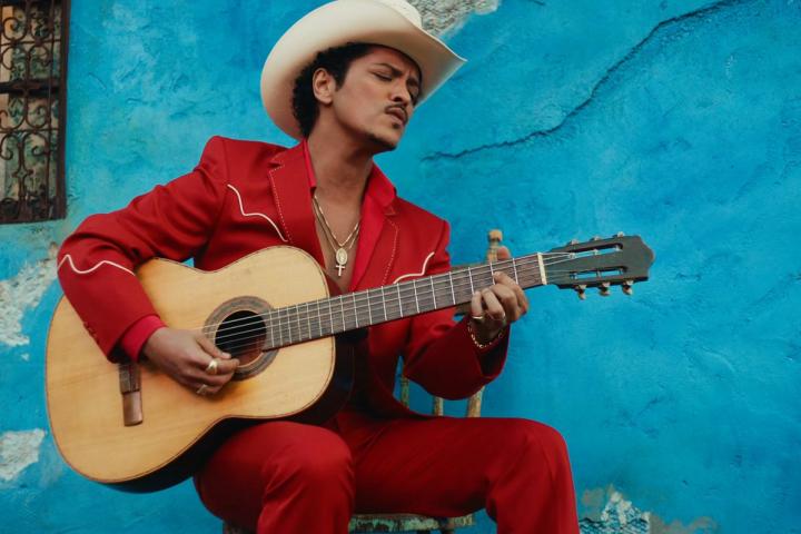 Bruno Mars en el videoclip de 'Risk it all'.