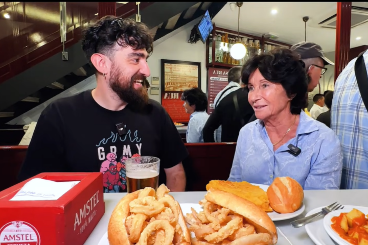 Carmen charlando con el creador de contenido español, Rufo.