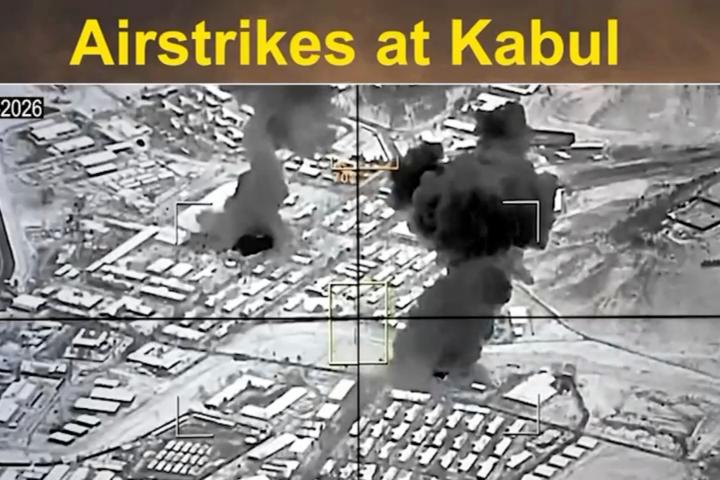 El humo se eleva tras los ataques pakistaníes sobre Kabul (Afganistán), en una captura tomada de un vídeo publicado el 27 de febrero de 2026 por las fuerzas de Islamabad.