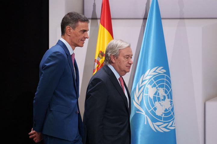El presidente del Gobierno español, Pedro Sánchez, y el secretario general de la ONU, el 30 de junio de 2025 en Sevilla, durante la IV Conferencia Internacional sobre la Financiación para el Desarrollo de la ONU.