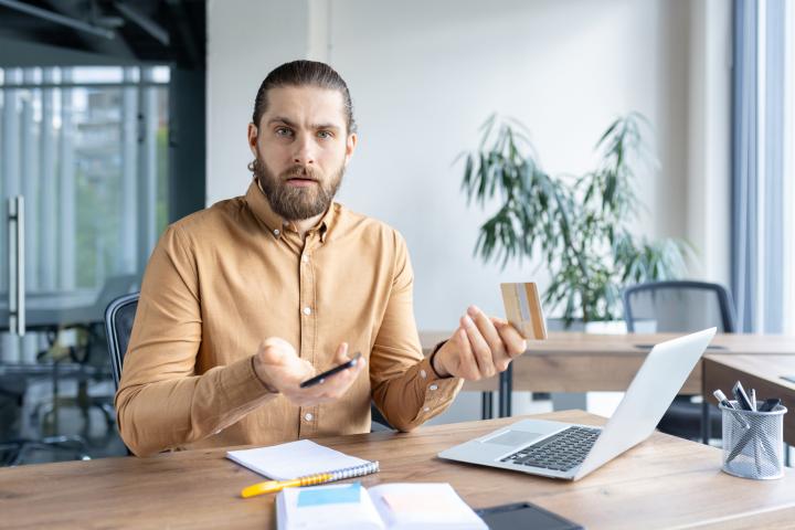 Gesto promedio de un autónomo español echando cuentas, en una imagen de recurso