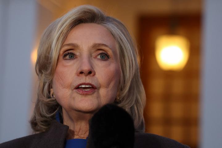 La exsecretaria de Estado de EEUU, Hillary Clinton, compareciendo ante la prensa tras declarar sobre su relación con Jeffrey Epstein, el 26 de febrero de 2026, en Chappaqua, Nueva York.