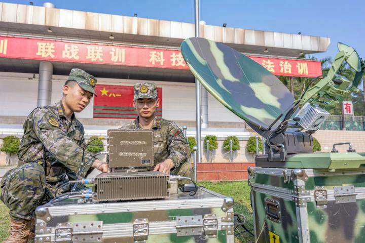 Policías y soldados armados realizan un entrenamiento en una estación satelital portátil en Nanning, al sur de China, el 9 de abril de 2024.
