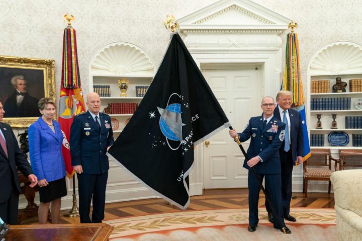 Representantes de la Fuerza Espacial de EEUU entregan al presidente Donald Trump su bandera, el 15 de mayo de 2020, en el Despacho Oval de la Casa Blanca.