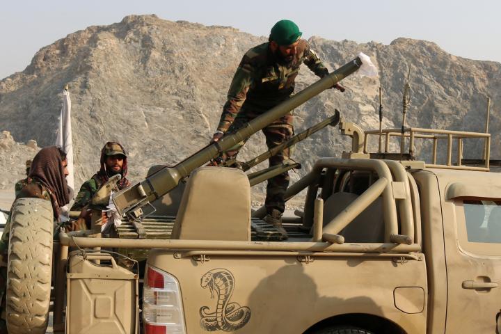 Soldados talibanes cargan un lanzacohetes en un vehículo, tras varios intercambios de disparos entre fuerzas de Pakistán y Afganistán, cerca de la frontera de Torkham, el 27 de febrero de 2026.