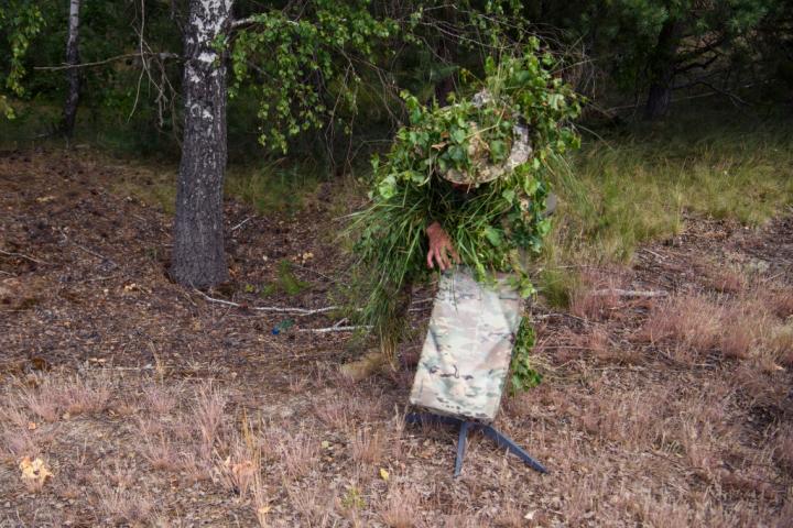 Un soldado de la 61ª Brigada Mecanizada Independiente utiliza el sistema Starlink durante ejercicios militares en la región de Chernihiv (Ucrania), en junio de 2023.