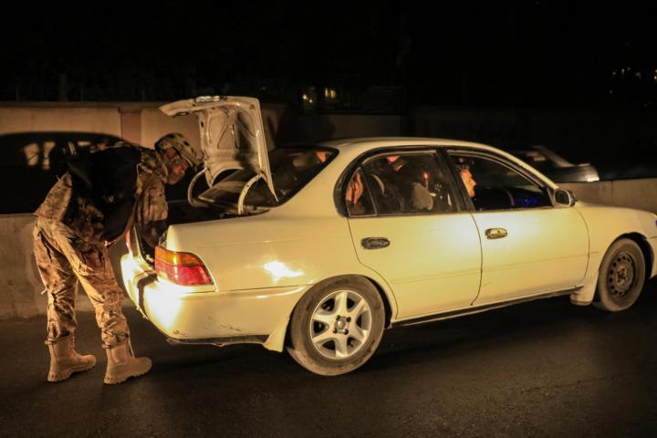 Un talibán revisa el maletero de un coche en Kabul