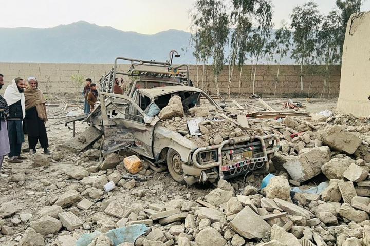 Vista de la destrucción causada por los ataques aéreos de aviones pakistaníes en Nangarhar, este y sureste de Afganistán, el 22 de febrero de 2026.