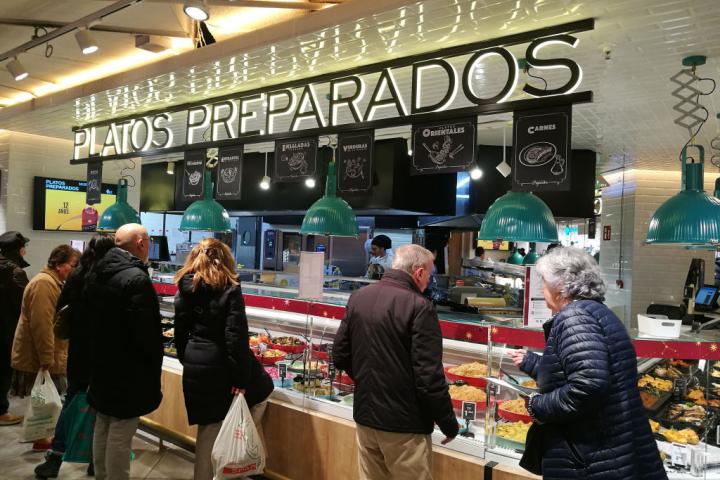 Zona de platos preparados para llevar en un establecimiento de El Corte Inglés, el 21 de diciembre de 2023, en Madrid.
