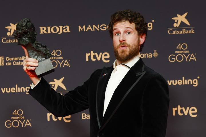 Álvaro Cervantes, con su Goya a Mejor actor de reparto en la mano.