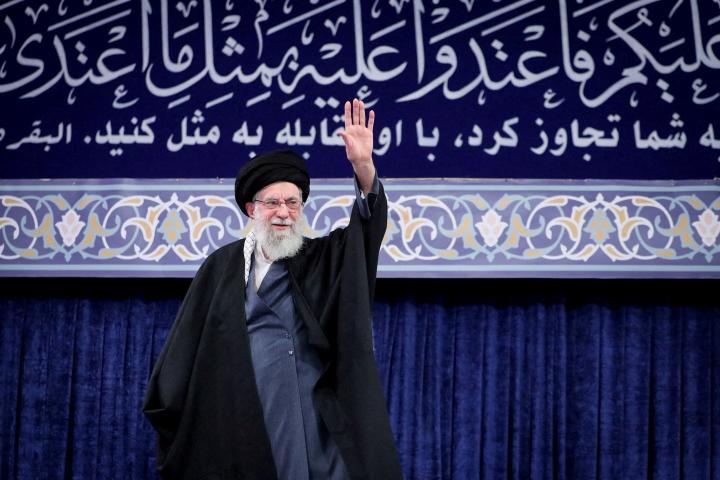 El líder supremo de Irán, el ayatolá Ali Khamenei, saluda durante una reunión en Teherán, Irán, el 17 de febrero de 2026.
