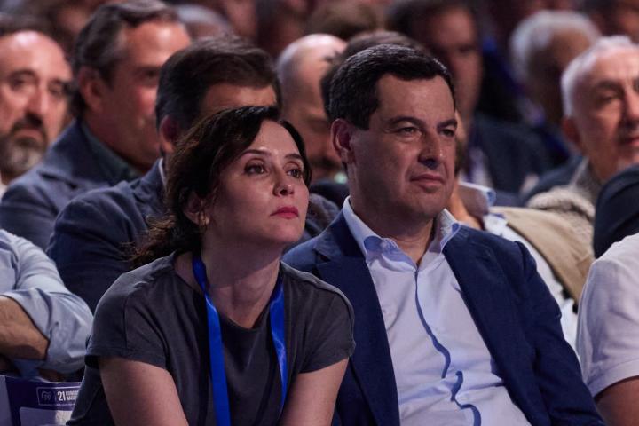 Foto de archivo del presidente de la Junda de Andalucía, Juanma Moreno, y la presidenta madrileña, Isabel Díaz Ayuso.