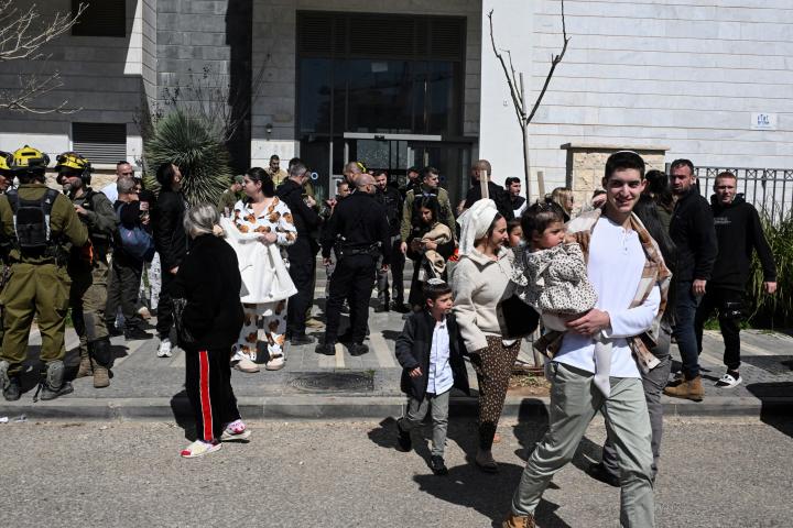 Israelíes son evacuados de un edificio residencial dañado por metralla en Haifa, tras el lanzamiento de misiles desde Irán, el 28 de febrero de 2026.