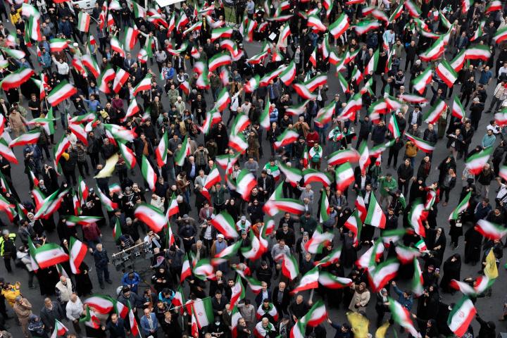 Manifestantes iraníes protestan contra los ataques estadounidenses e israelíes en Teherán, el 28 de febrero de 2026.