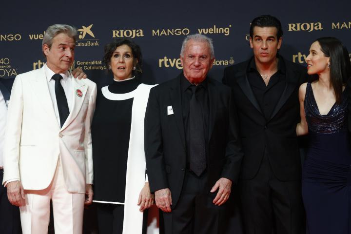 Víctor Manuel, junto al elenco de la película 'La cena'.