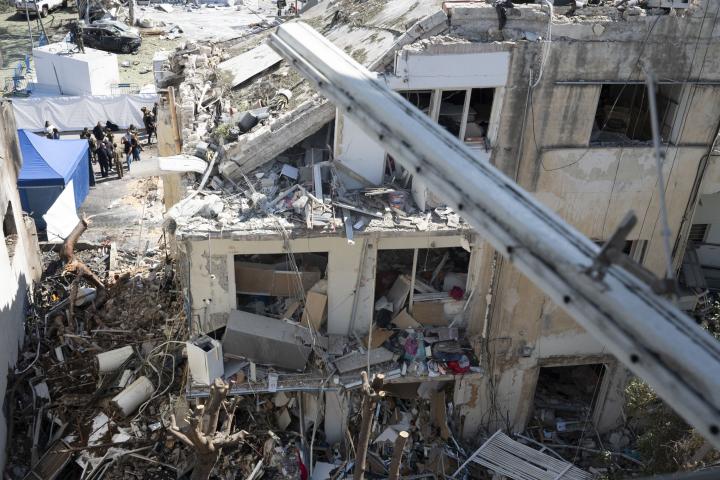 Daños producidos en un edificio de Tel Aviv por el impacto de un misil iraní, este domingo