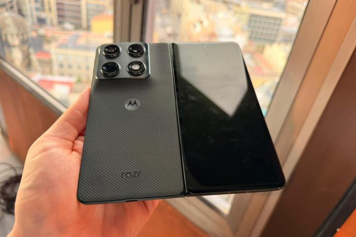El nuevo Motorola Razr Fold. En color negro y muy cómodo en mano.